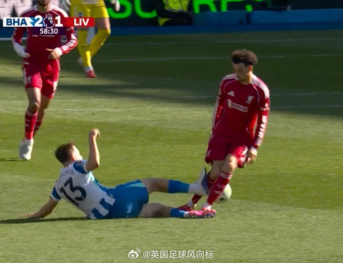 【英超争议判罚：飞铲伤人动作居然没牌？】 布莱顿vs利物浦，布莱顿中场辛杰克-辛