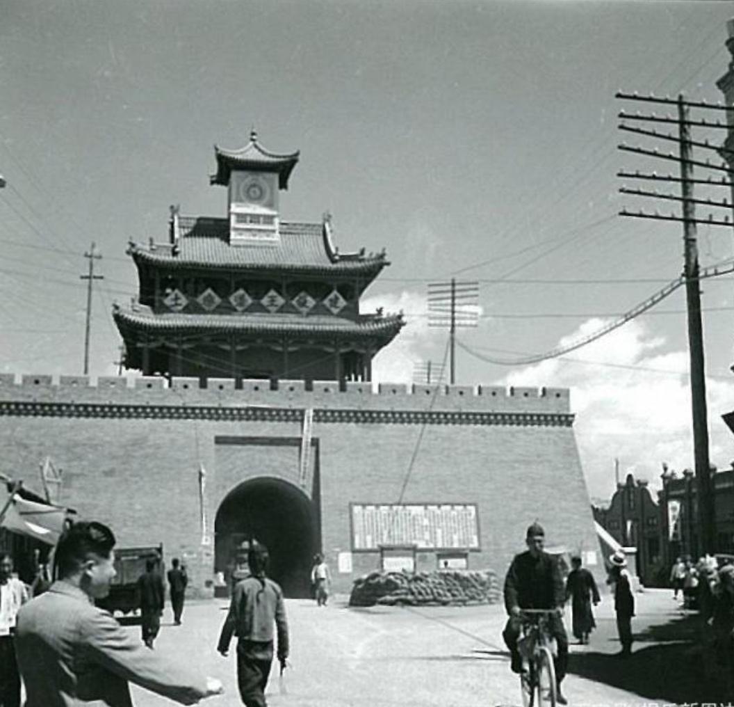 青城印记
今天是2026年1月1日阳历新年。这张照片曾经是呼和浩特地标建筑，旧城