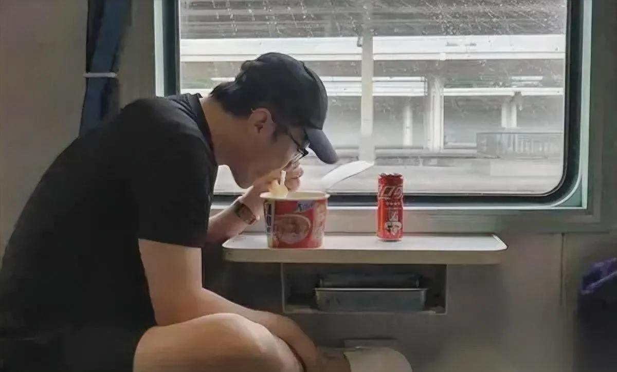 王自如坐绿皮车了

不是体验生活

是“只能选这个”。

他在节目里直白说，现在