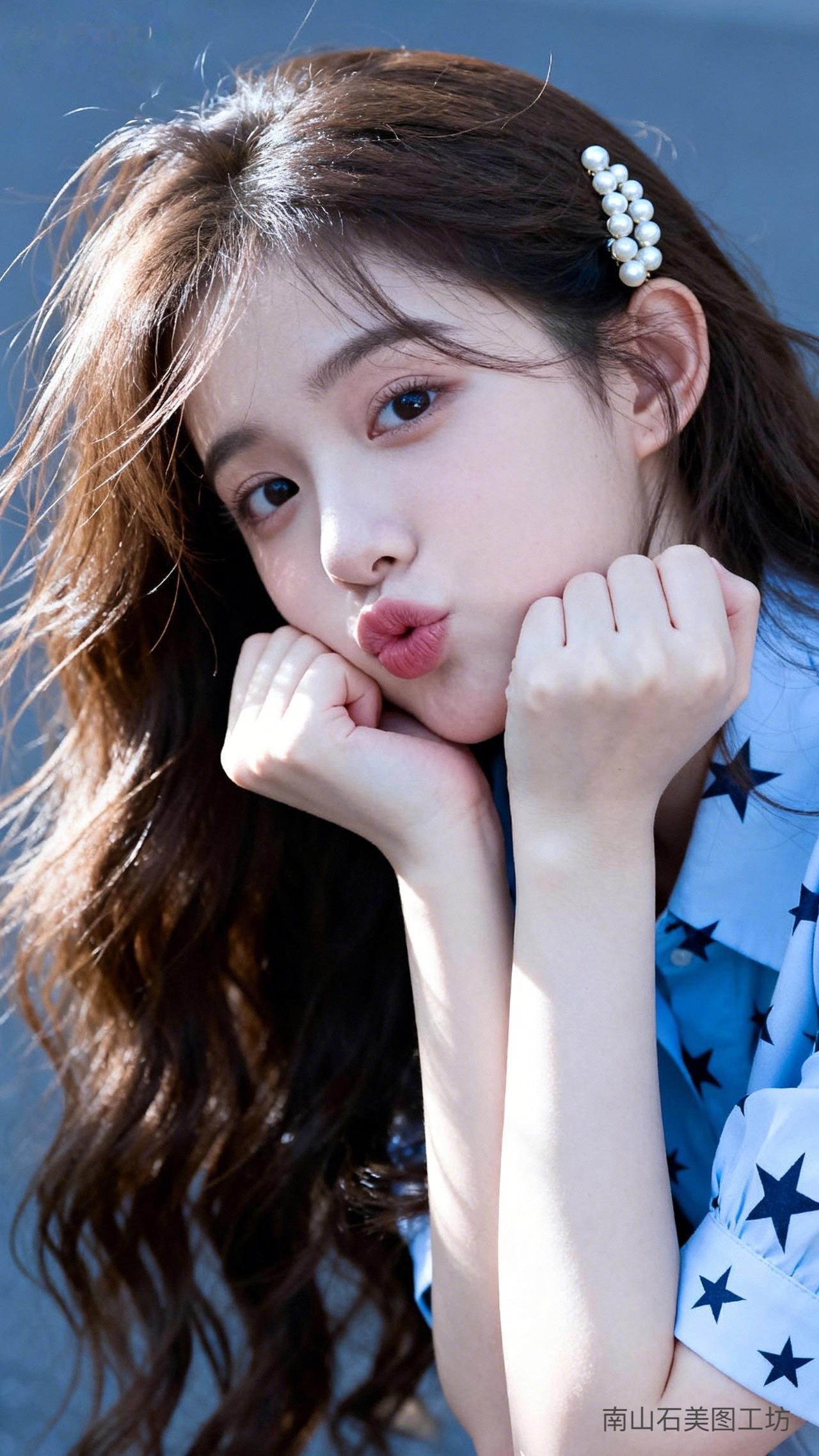 棕褐卷发缀珍珠发饰，蓝底星衫裹温婉。托腮凝眸眸含星，笑靥甜润似春樱。日光漫开虚化