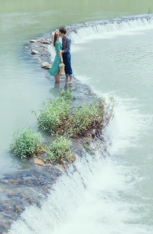 我追求的爱情，不是轰轰烈烈的浪漫，而是细水长流的陪伴。就像习惯对方的小毛病，他的