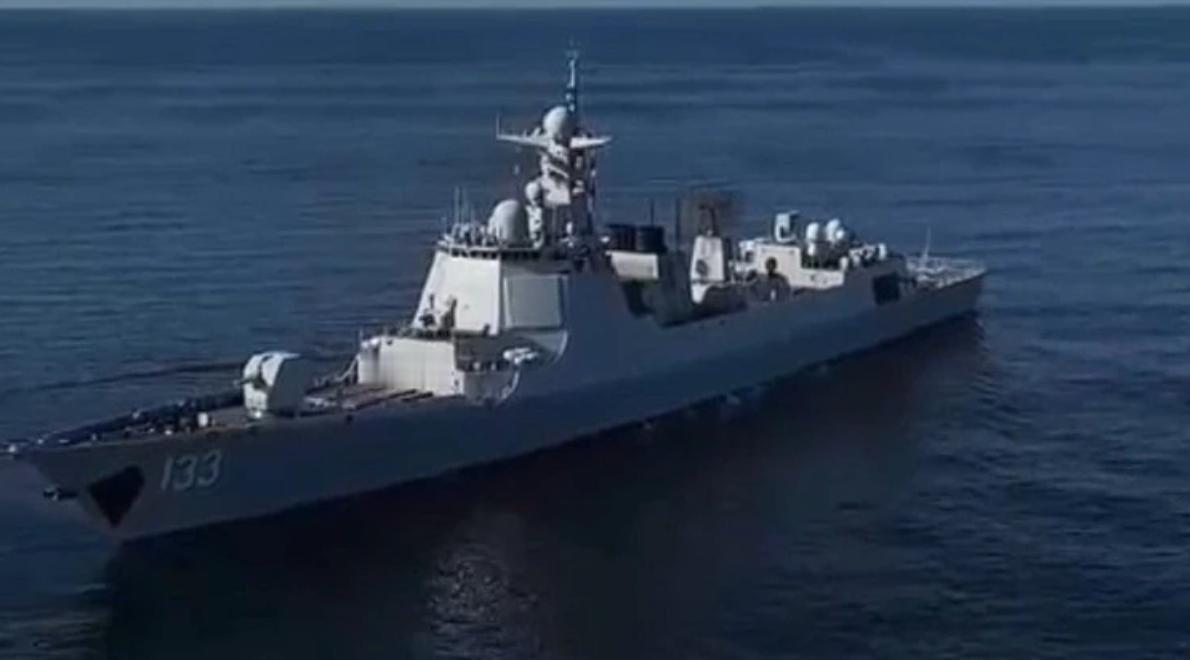 【日舰台海搞事，解放军舰队穿冲绳航道】

上周1艘日本海自护卫舰突然穿越台湾海峡