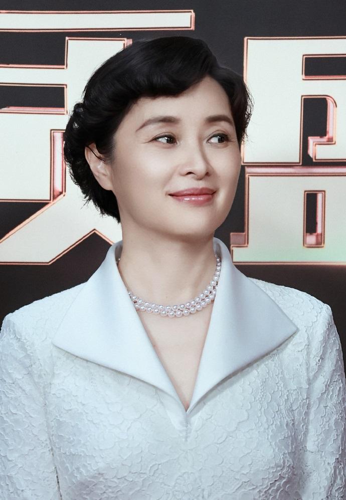 今天吴越在出席颁奖典礼的时候走经典的黑白搭配风格，看上去特别的迷人，真的好美。