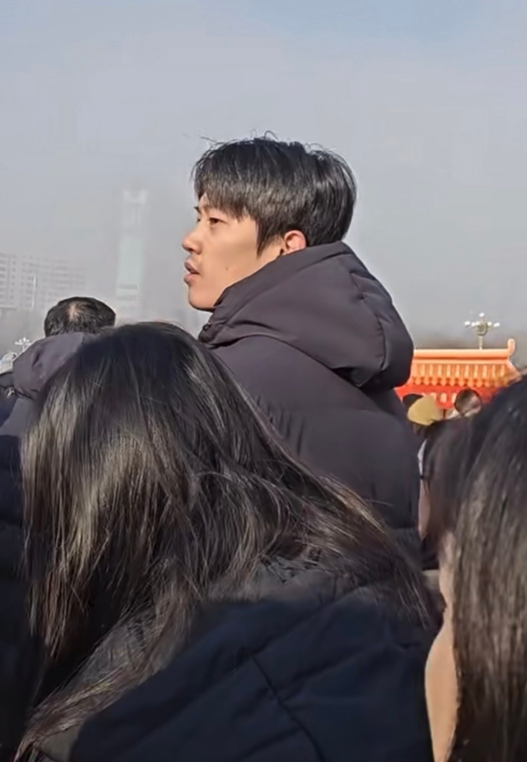 我想把他嘴捏扁 