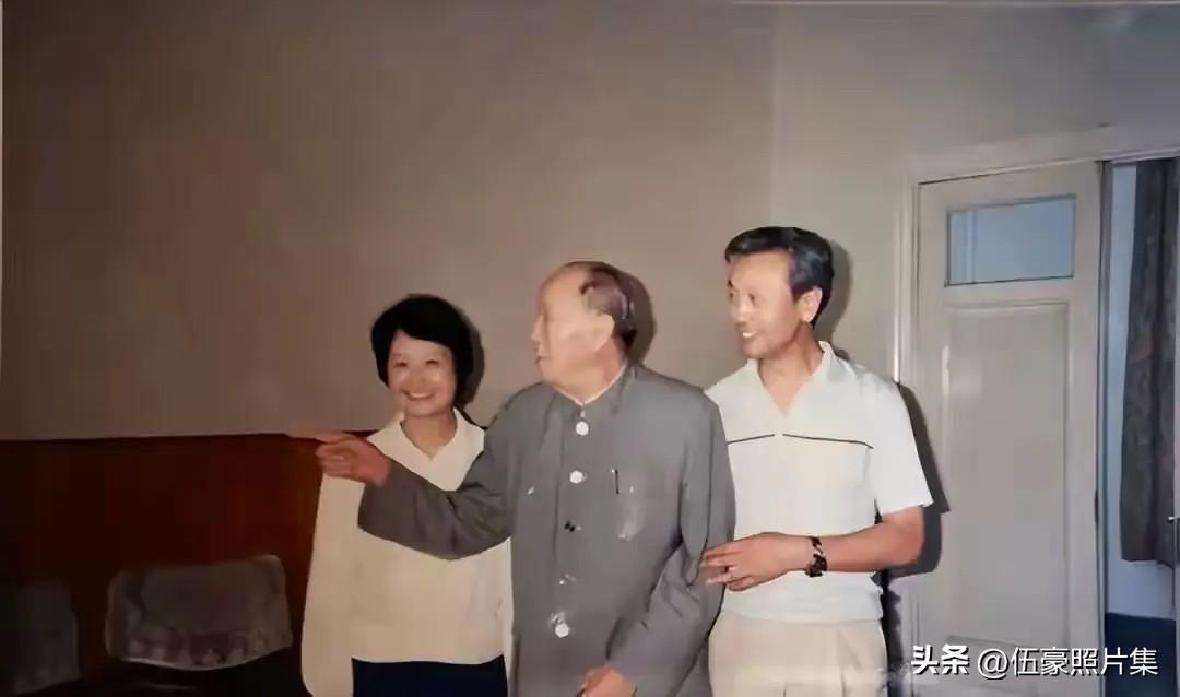 1987年，乌兰夫将军和三儿子乌杰（右一）、三儿媳杨珍云（左一）看新居时的照片。