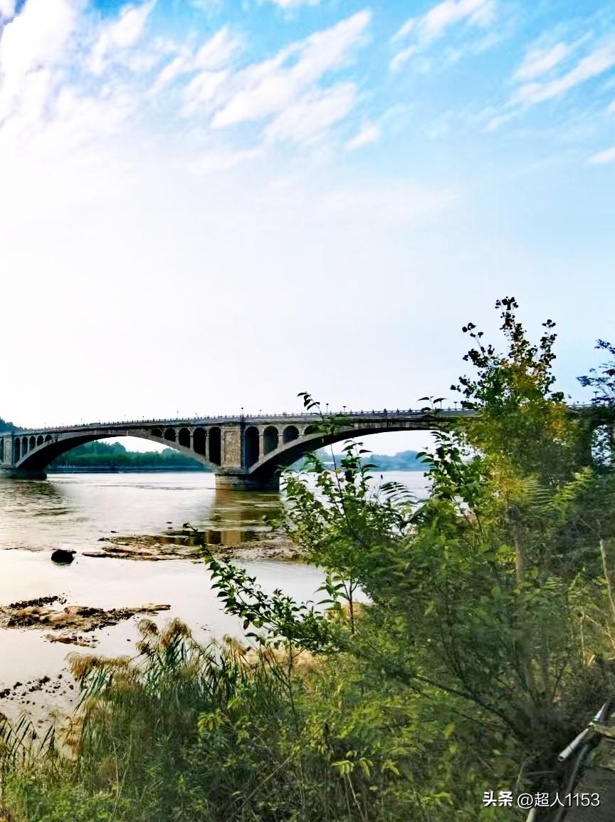 蓝天白云好天气，
美景如画好心情。

沿途的风景很美，
一一拍下来分享。

蓝天