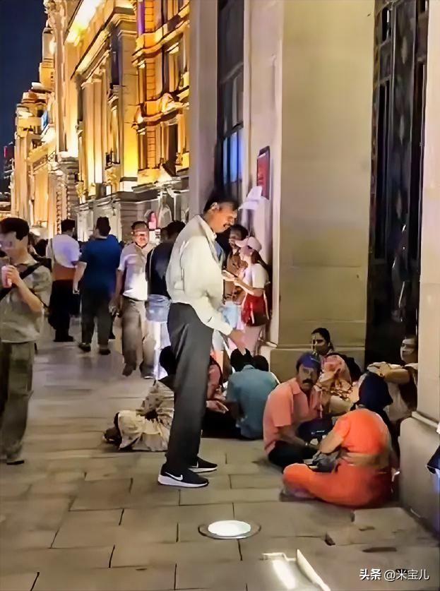 猜猜这是哪里？
不是印度的孟买，
而是我们中国的大上海。
如今上海的街头站着的，