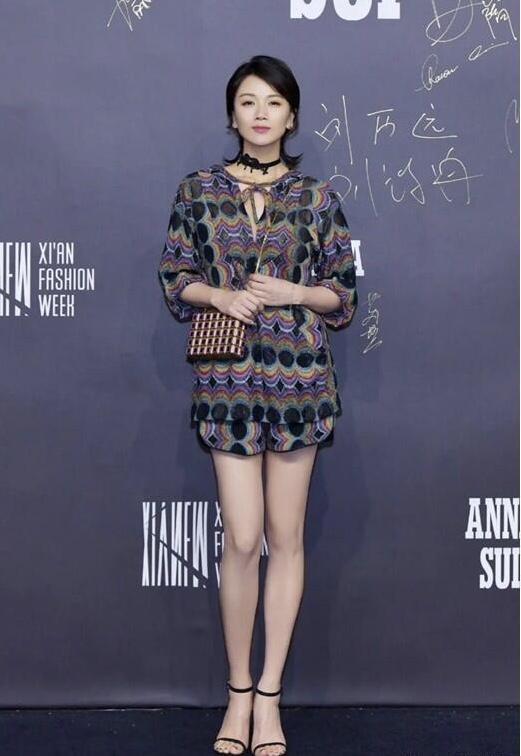 她就是典型的五官单看平平，但组合起来很完美的一个女演员，颜值比刘涛高，怎么就不曾