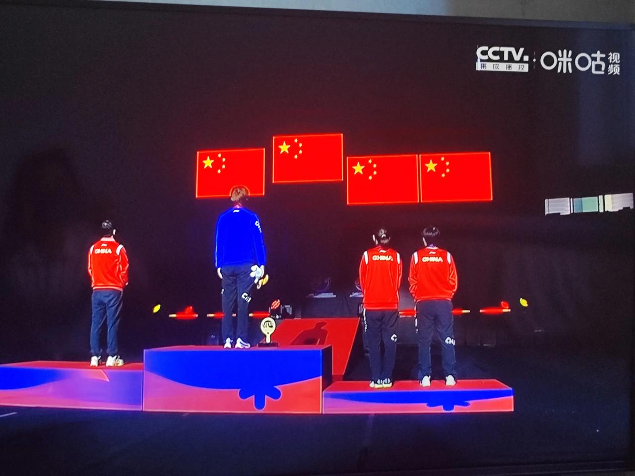 红通通的五星红旗高高挂起来！今天会不会让球啊？
今天女双半决赛：
陈梦/王曼昱对
