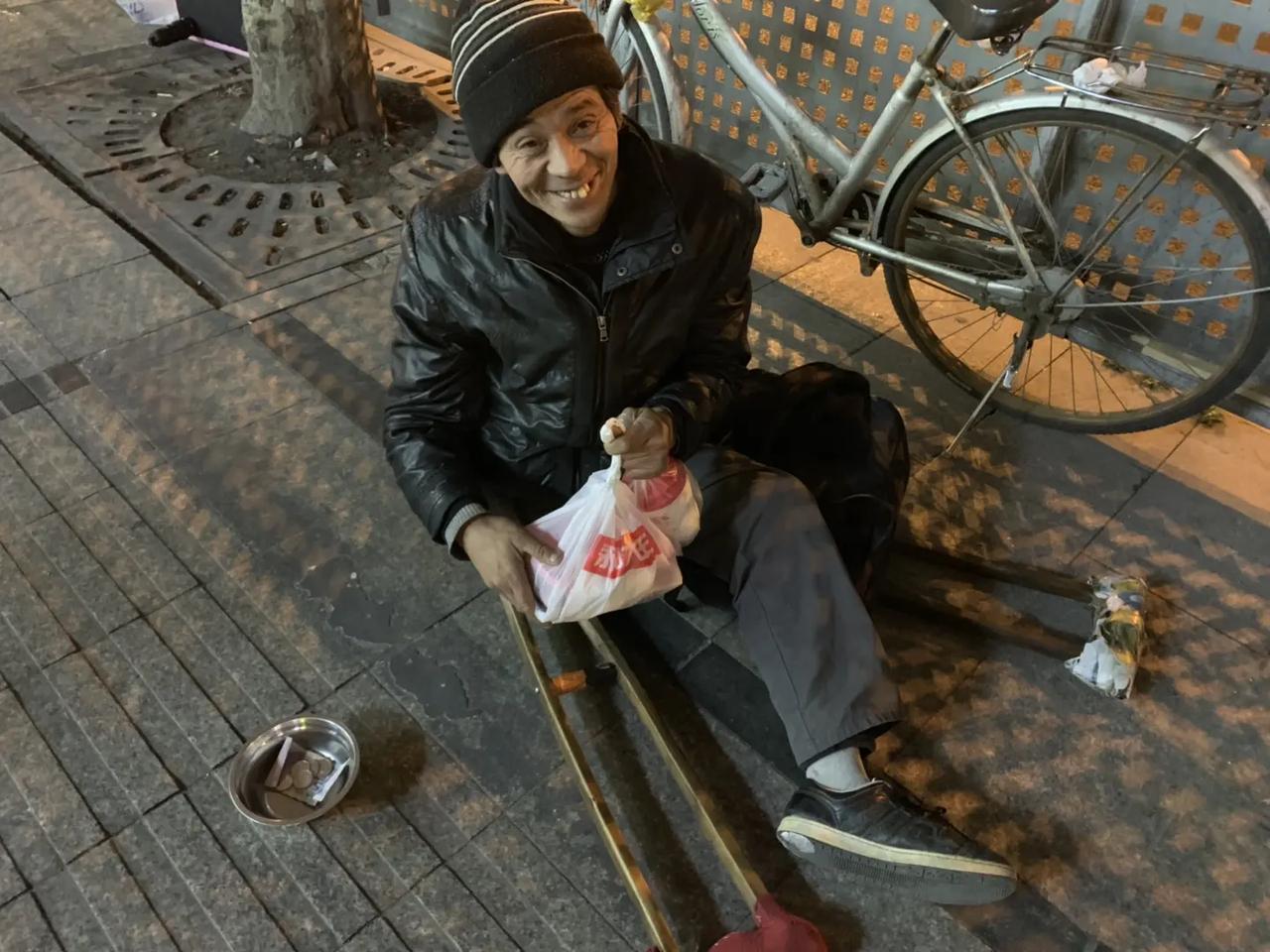 没有带现金的习惯，只能买一份饭