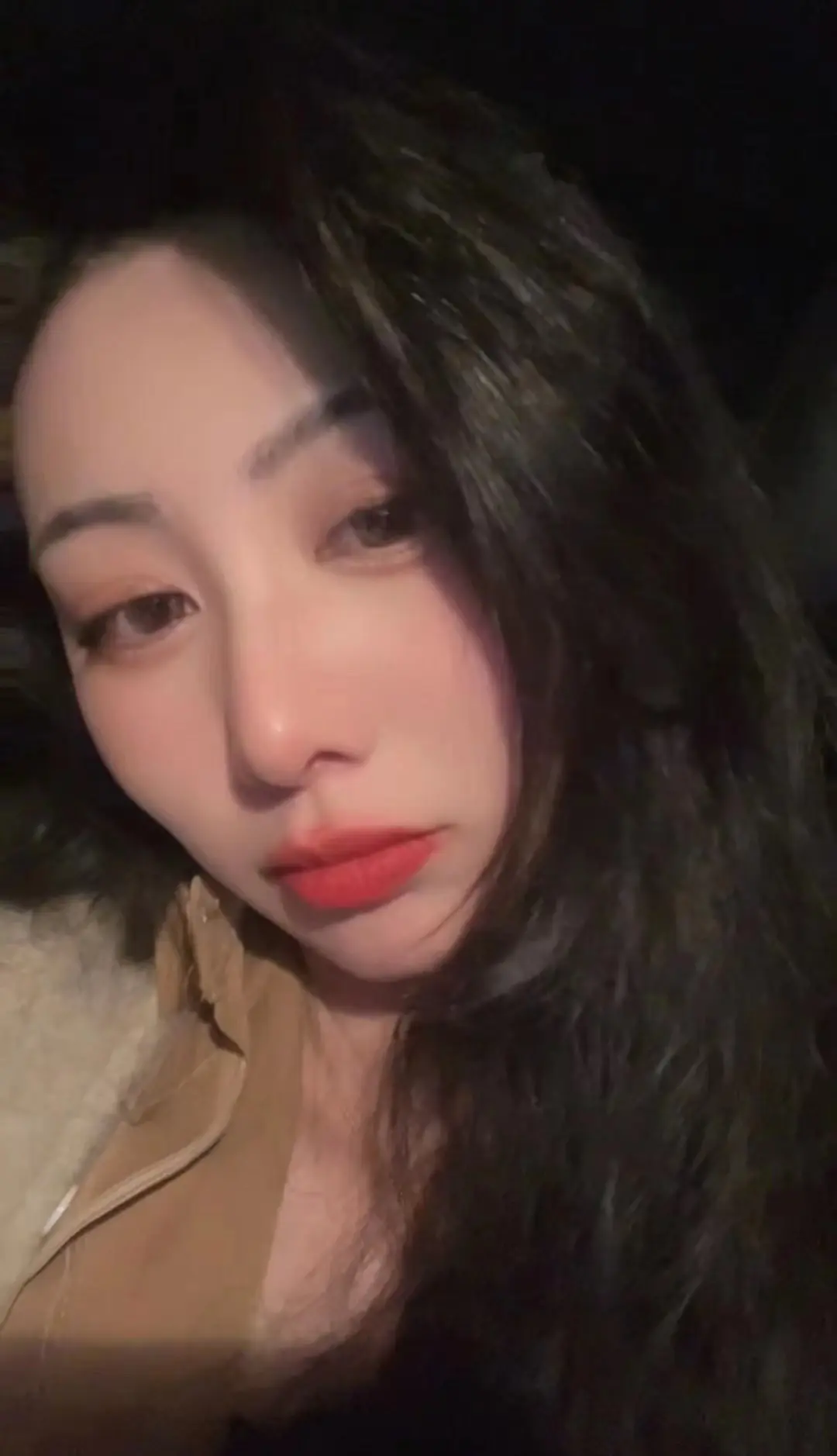 我们老实人什么都不偷，只会在夜里偷偷难过。