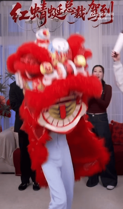 不得不说
Baby 是真的能屈能伸
在红蜻蜓直播间卖力舞狮，完全没有偶像包袱。