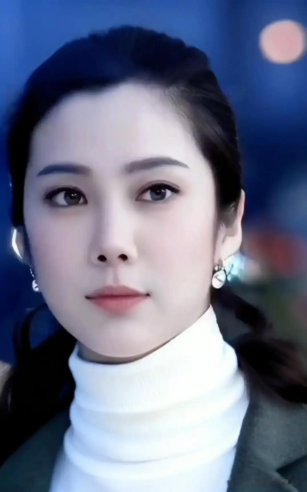 好喜欢这美女，果然是山东省淄博市出美女的多，我最喜欢她演的电视剧，有些角色都看了