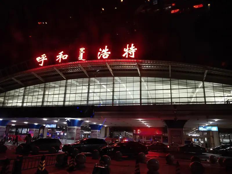 2024年，呼和浩特一位男子因胸痛去医院看病，就像在排队等一场“迟到的约会”，挂