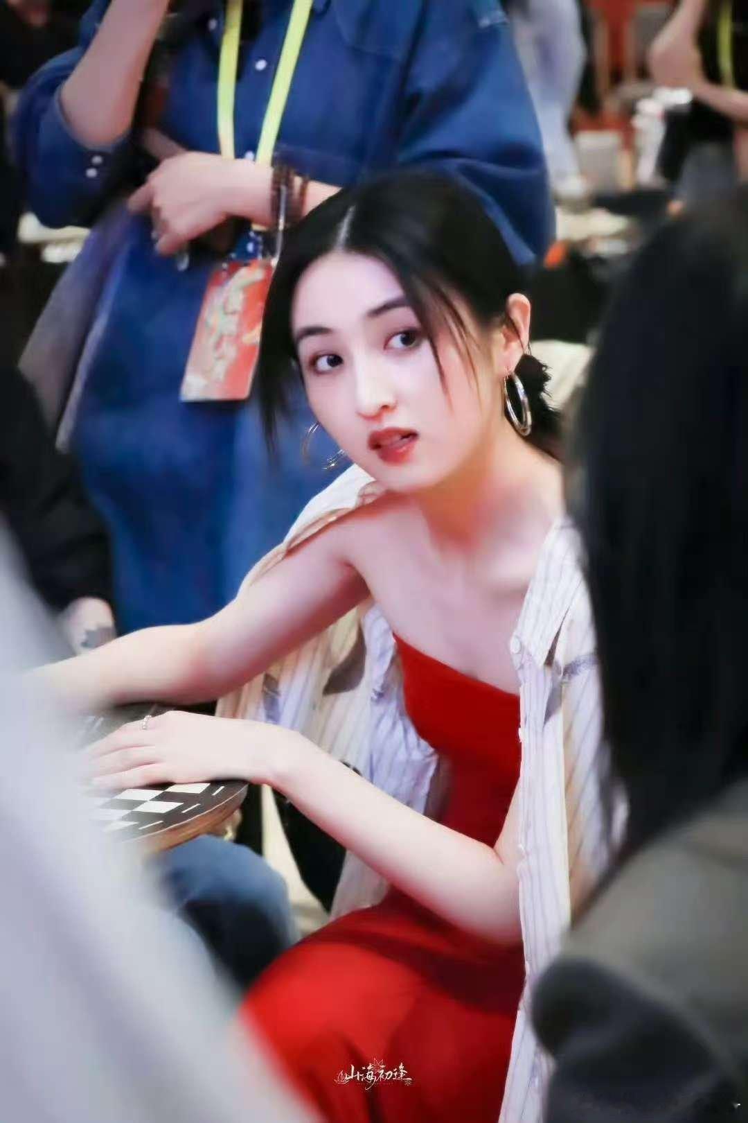 张子枫说被张伟丽的表演惊艳张子枫对张伟丽表演的惊艳评价，如同一束光，让我们聚焦张