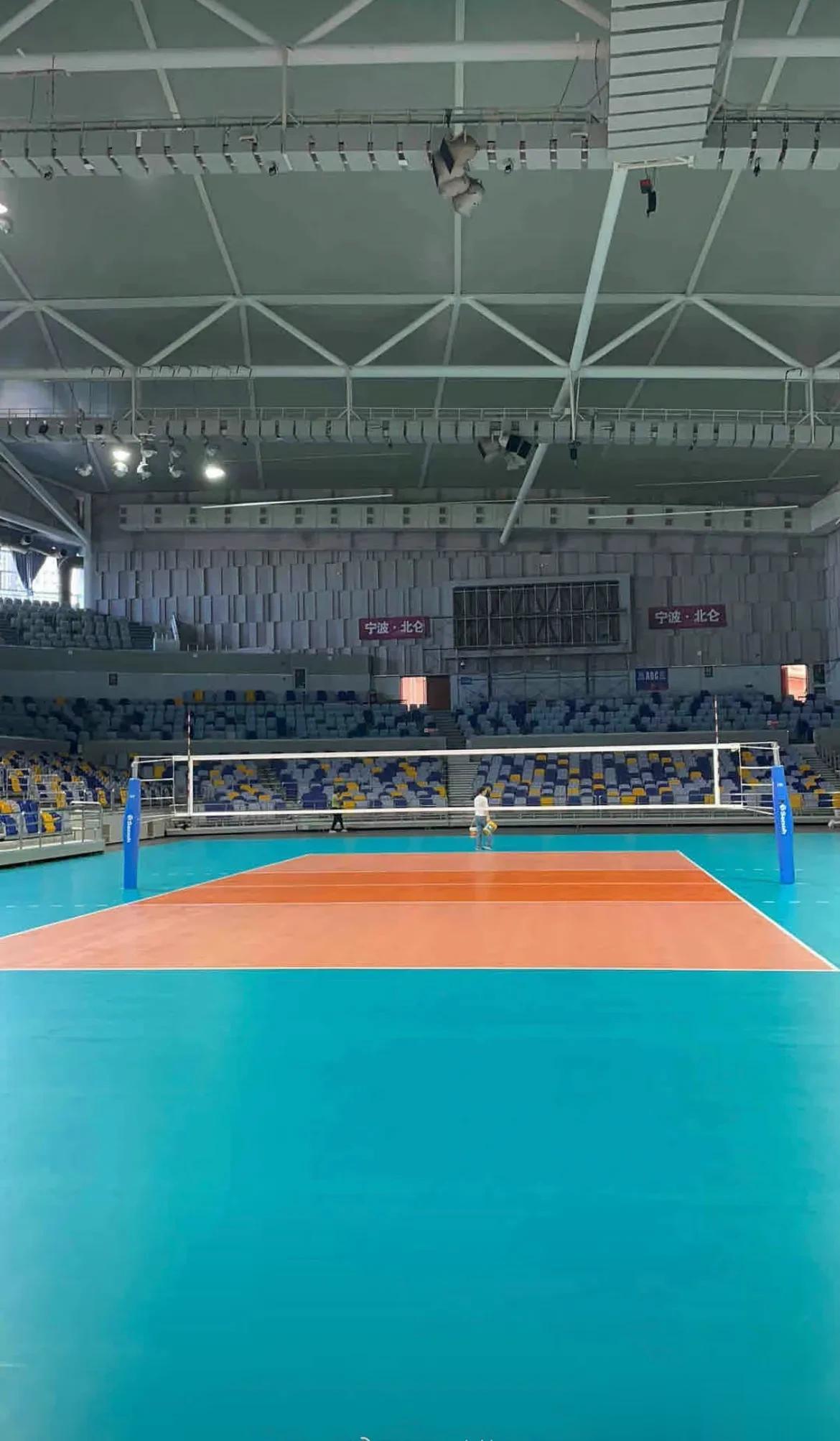 #2023女排奥运资格赛# 
女排奥运资格赛比赛场馆北仑文体中心基本装修完毕，场