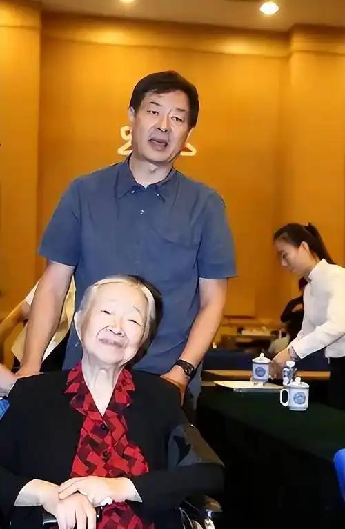 家人相继离世，72岁的他夜里用一根布带，把自己和94岁患阿尔茨海默症icon的母