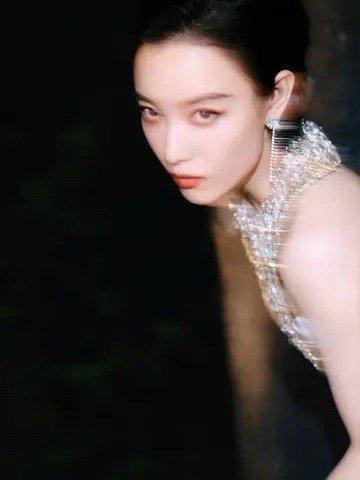 倪妮这背肌线条简直绝了！光影轻洒，每一处起伏都勾勒得恰到好处，紧致又流畅。这背后