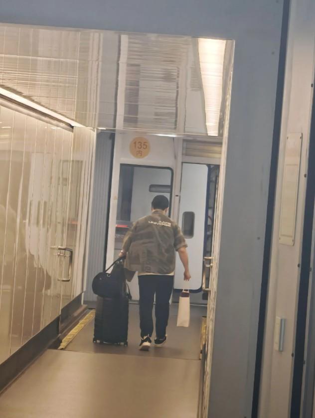 那位拍下照片的网友，一句“不藏了，共享吧”，看似是粉丝热情的分享，实则是把自己的