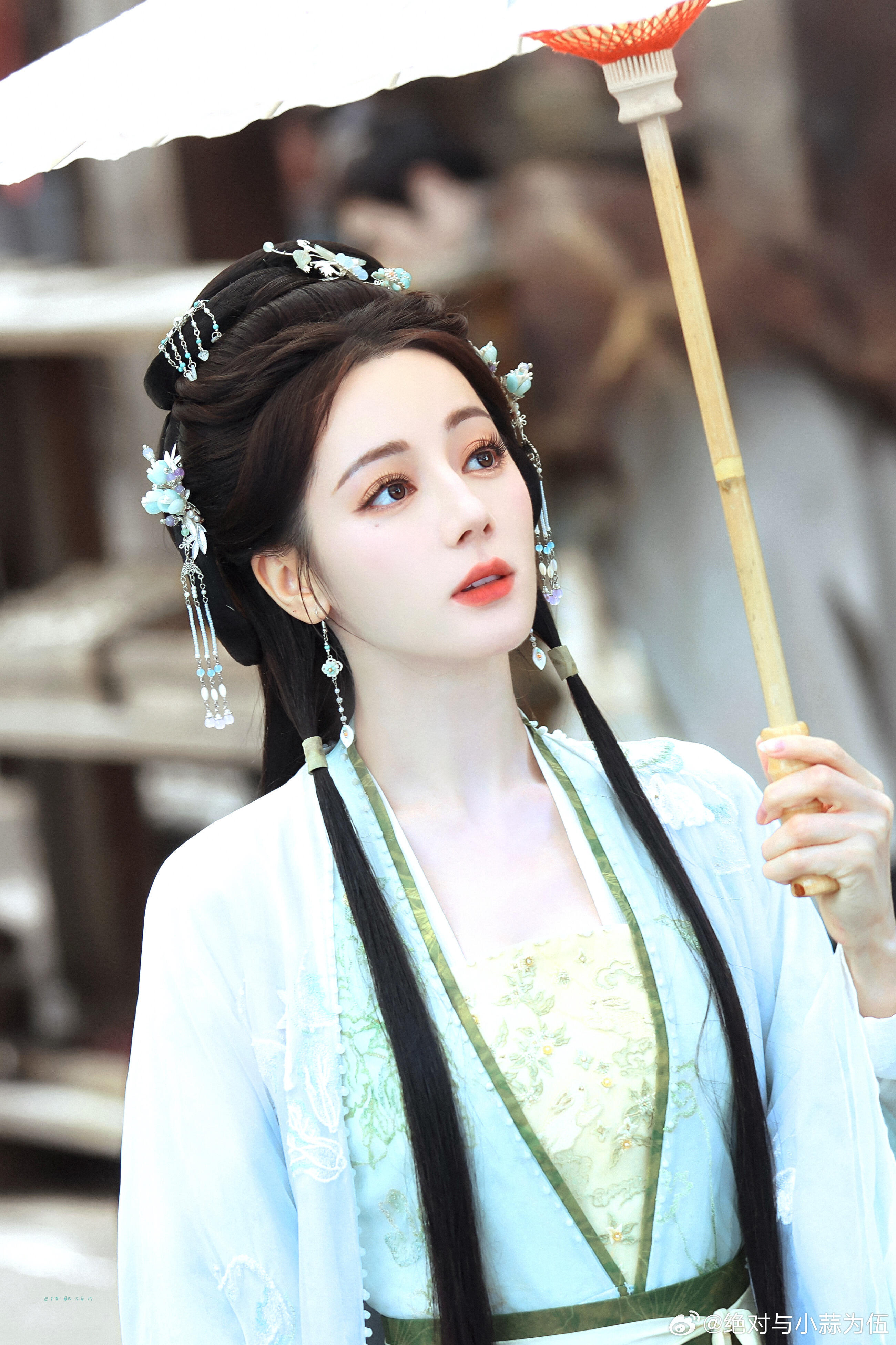 终于被迪丽热巴演到绿茶人设 热巴新剧人设反转！秒变绿茶学妹，柔弱姿态+含泪崇拜，