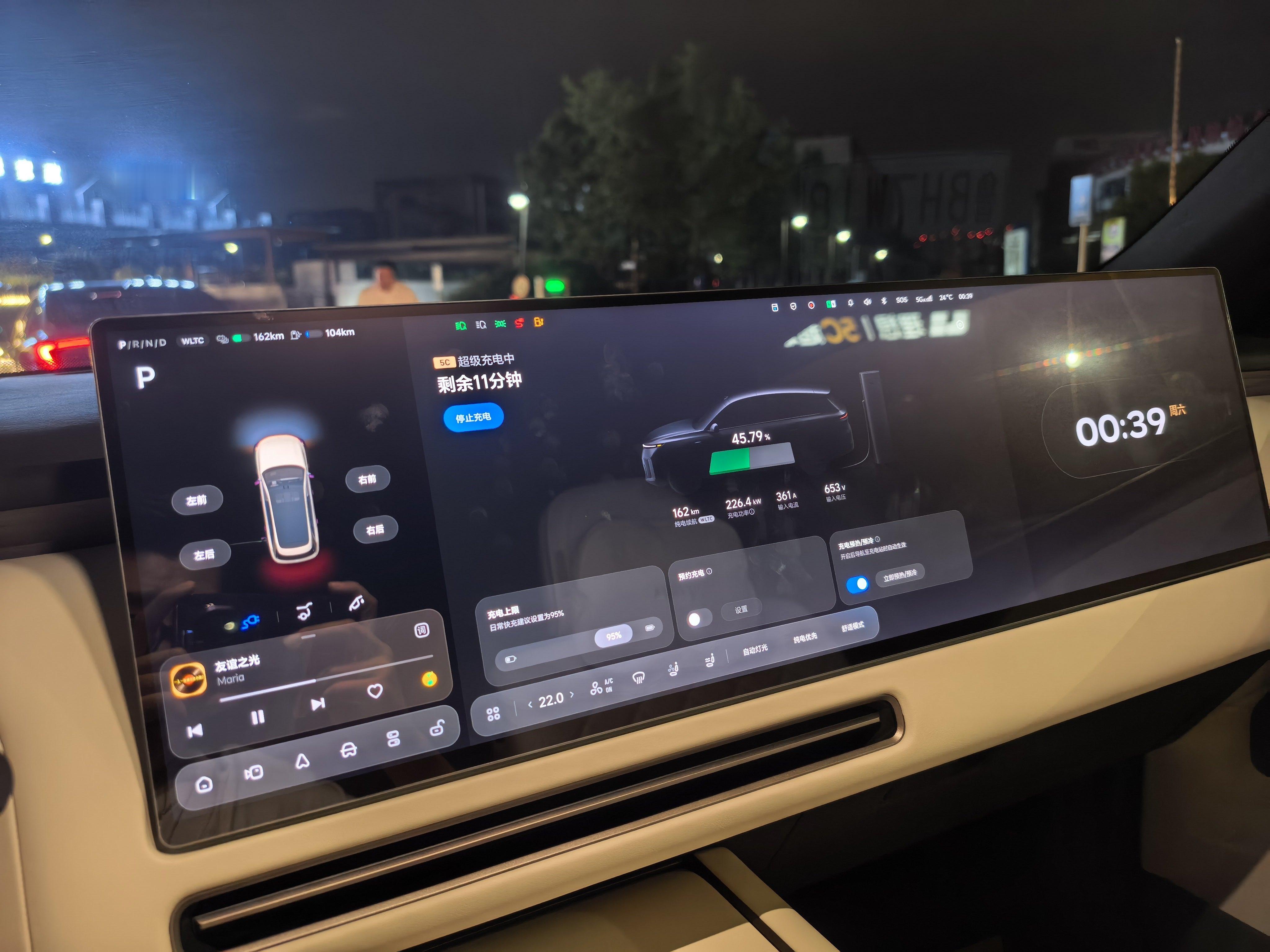 来给全新理想l8  Livis充电，11分钟充到95%。增程的尽头是5C增程，完