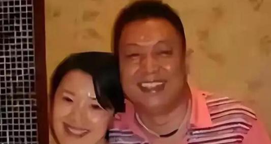 王为念这次住院，真把人看愣了，病床前一直忙前忙后伺候的，不是别人，是他跟第一任妻