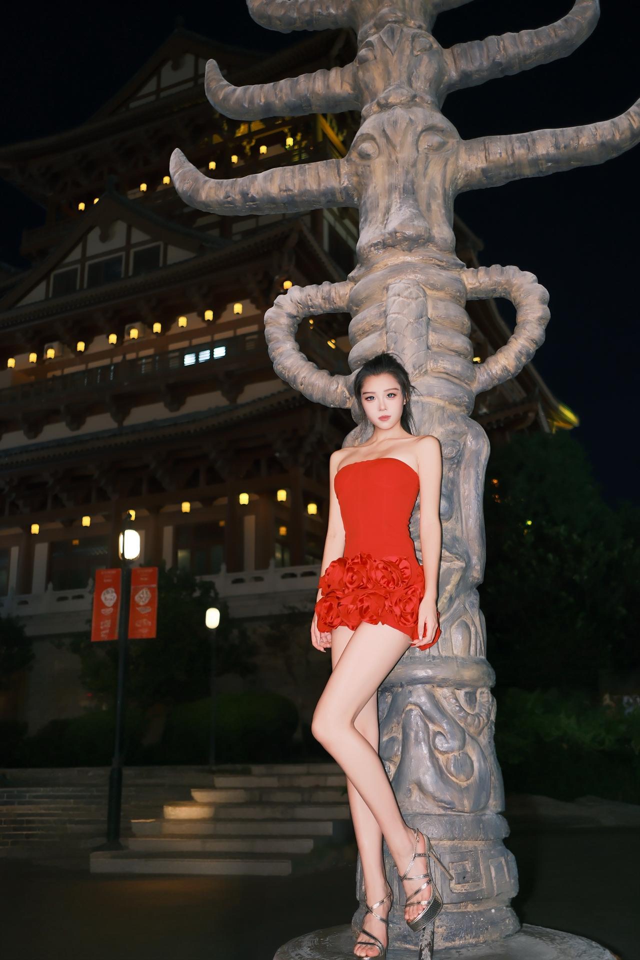 古镇来游玩的美妞就是多＇小姐姐一身红装上阵，急着用镜头留下自己倩影。表现不错，敬