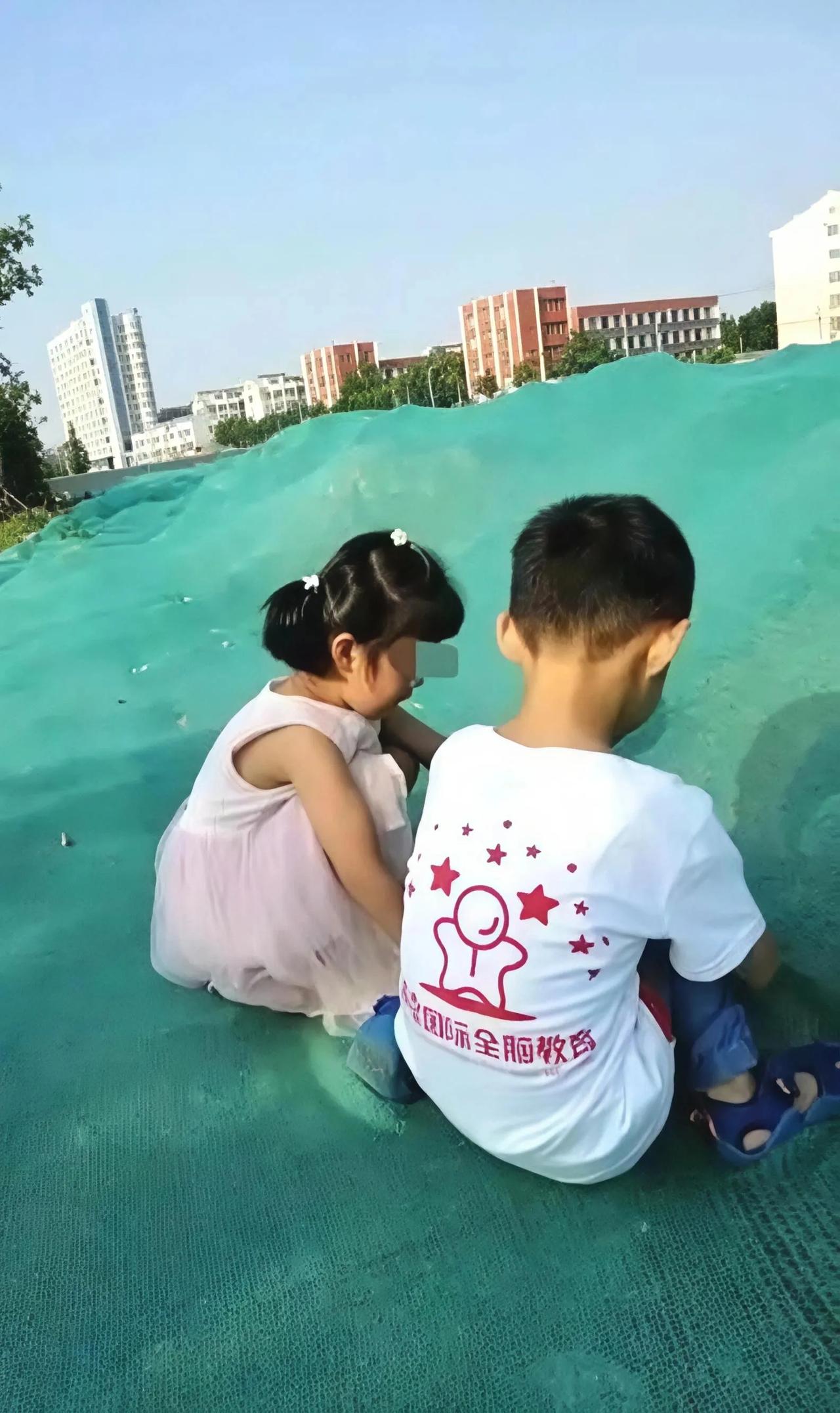 并非谁死谁就有理！乌鲁木齐，一个6岁男孩在私人院落玩耍时，不慎掉入采光井坠亡。事