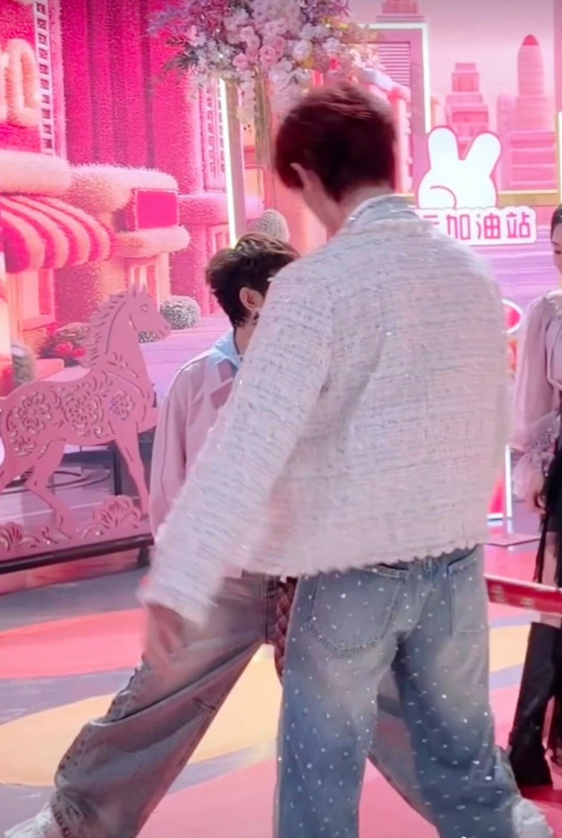 何炅丝滑劈叉vs丁程鑫原地罚站，这反差我能笑一年！何炅震惊丁程鑫不会劈叉你好星期