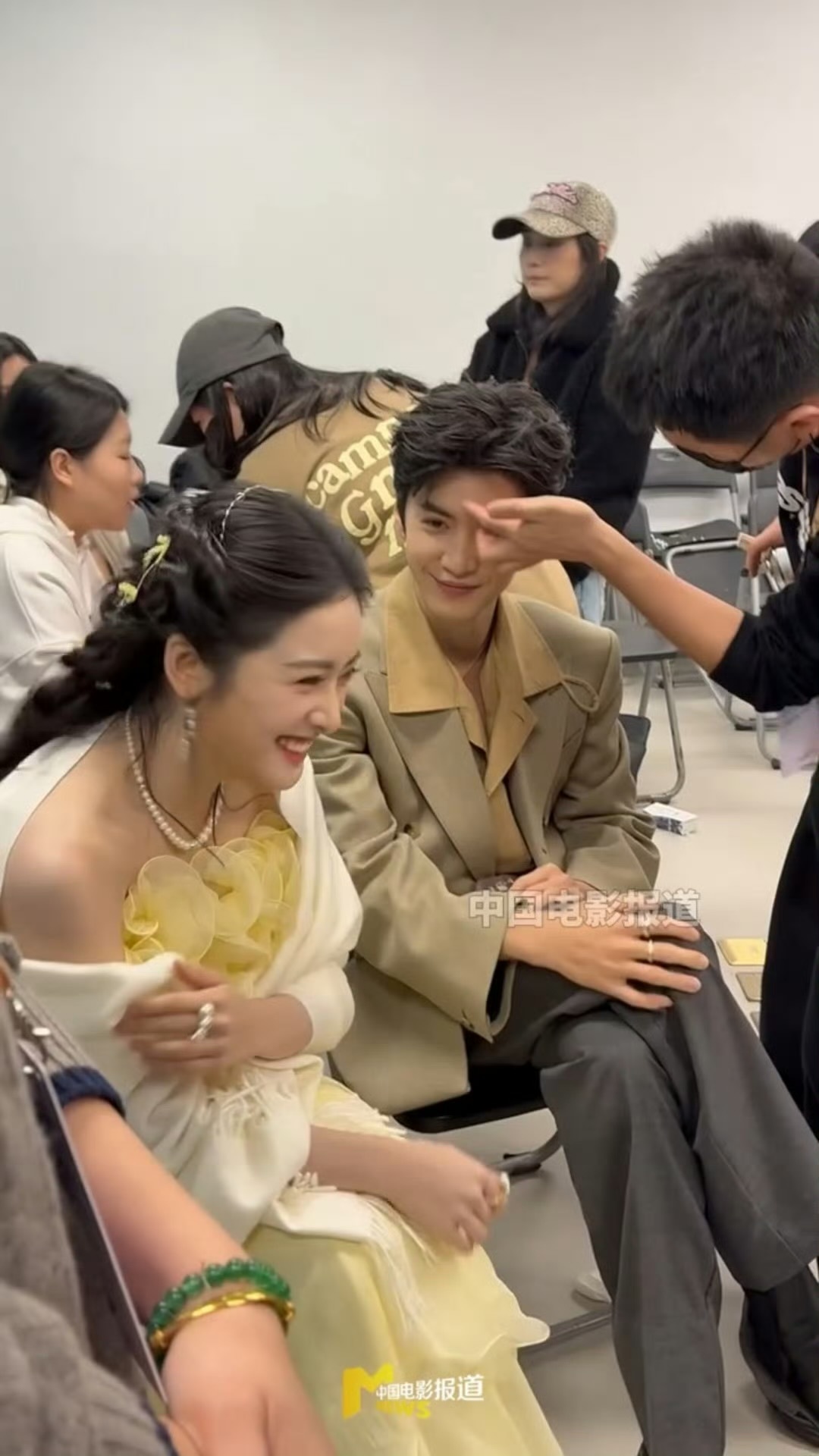 陈哲远对镜头点赞逗笑沈月，嘿嘿屏幕里有两个人很可爱！ 