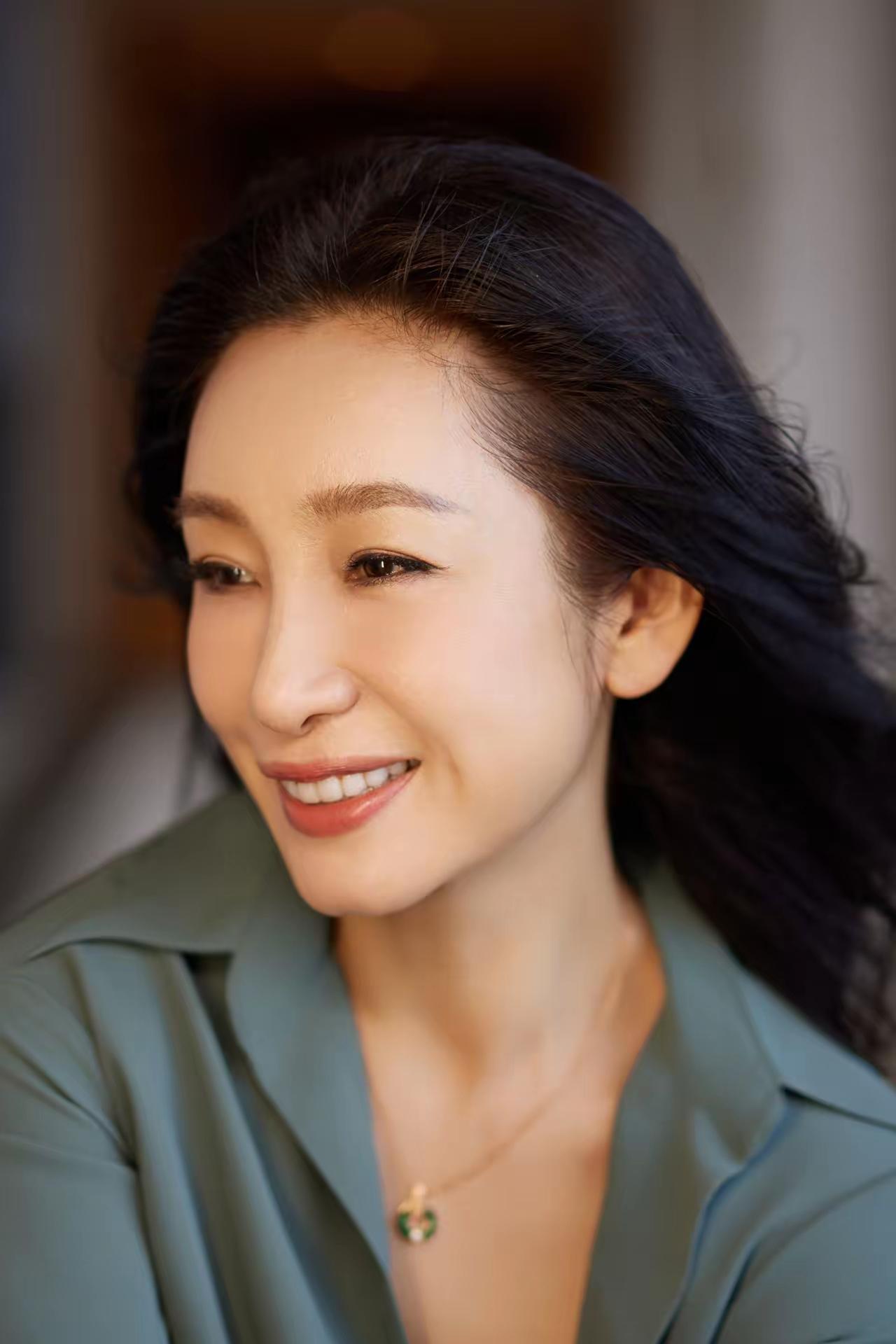 秦海璐人漂亮，演技好，
三观正，是个优秀的好演员秦海璐生日照