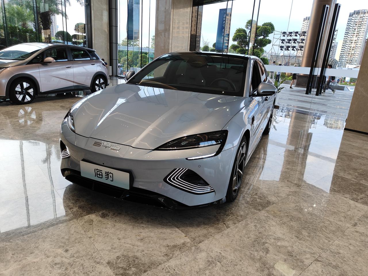 比亚迪全球总部礼宾楼，每款车我都认识，从10万到100万，海豹，海豚，汉，腾势D