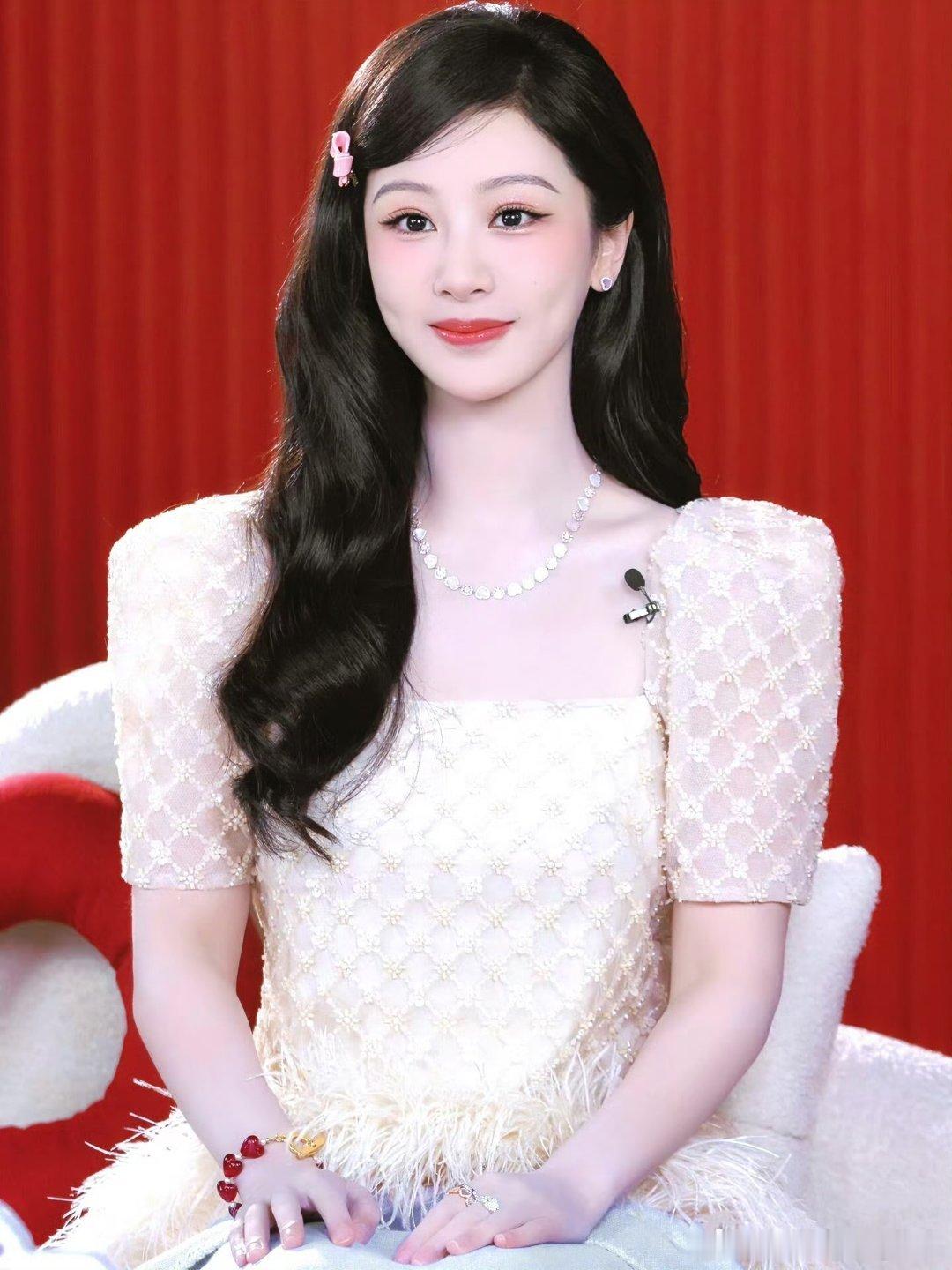 杨紫 早安杨紫！愿你开心快乐每一天，在晴好的日子遇见你，发现你是一切美好的总和。
