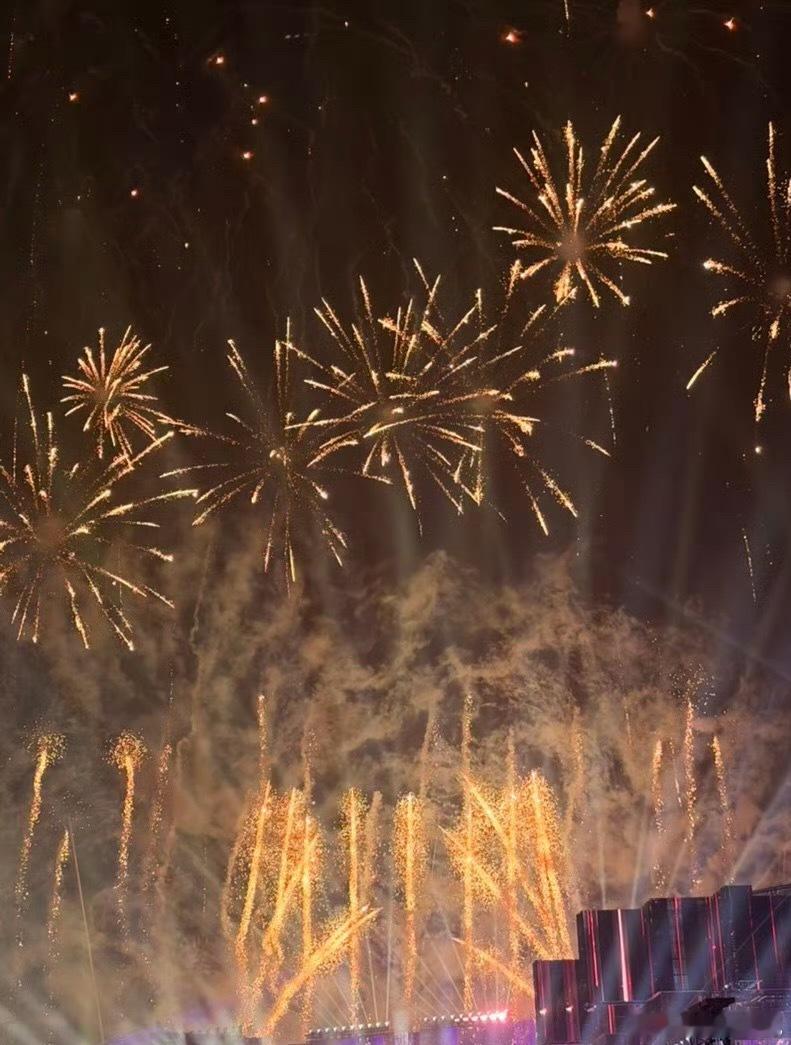 华晨宇演唱会开场放烟花华晨宇演唱会开场放烟花🎆太精彩了吧！这场烟花很美好，也恰