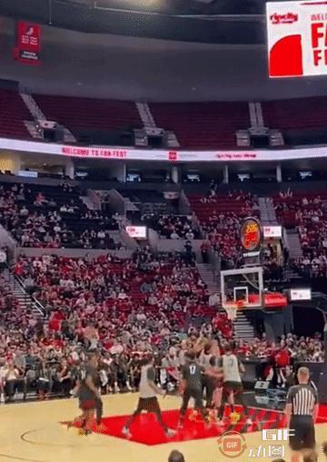 北京时间10月5日上午，NBA波特兰开拓者队举行球迷嘉年华暨表演赛，主力球员尽数