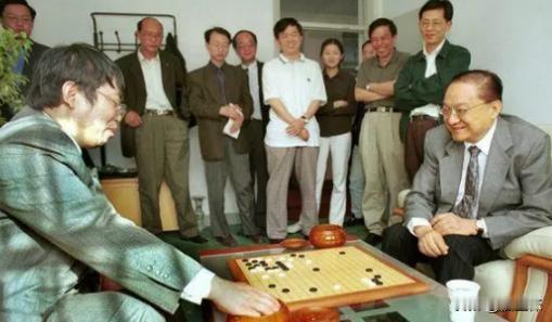 1983年，金庸设家宴款待聂卫平。保姆上了15只大闸蟹，聂卫平狼吞虎咽吃了13只