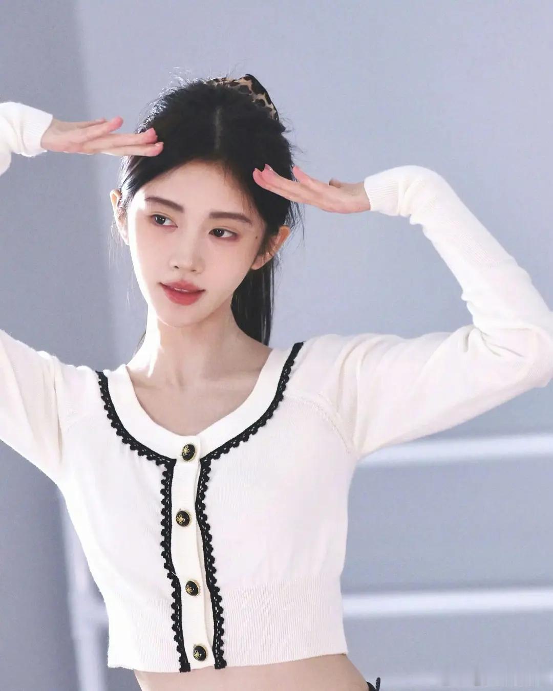 鞠婧祎除了杂志还有什么氪金项目很出名吗？演员的云包场没见到，粉丝一直吹女顶，那为