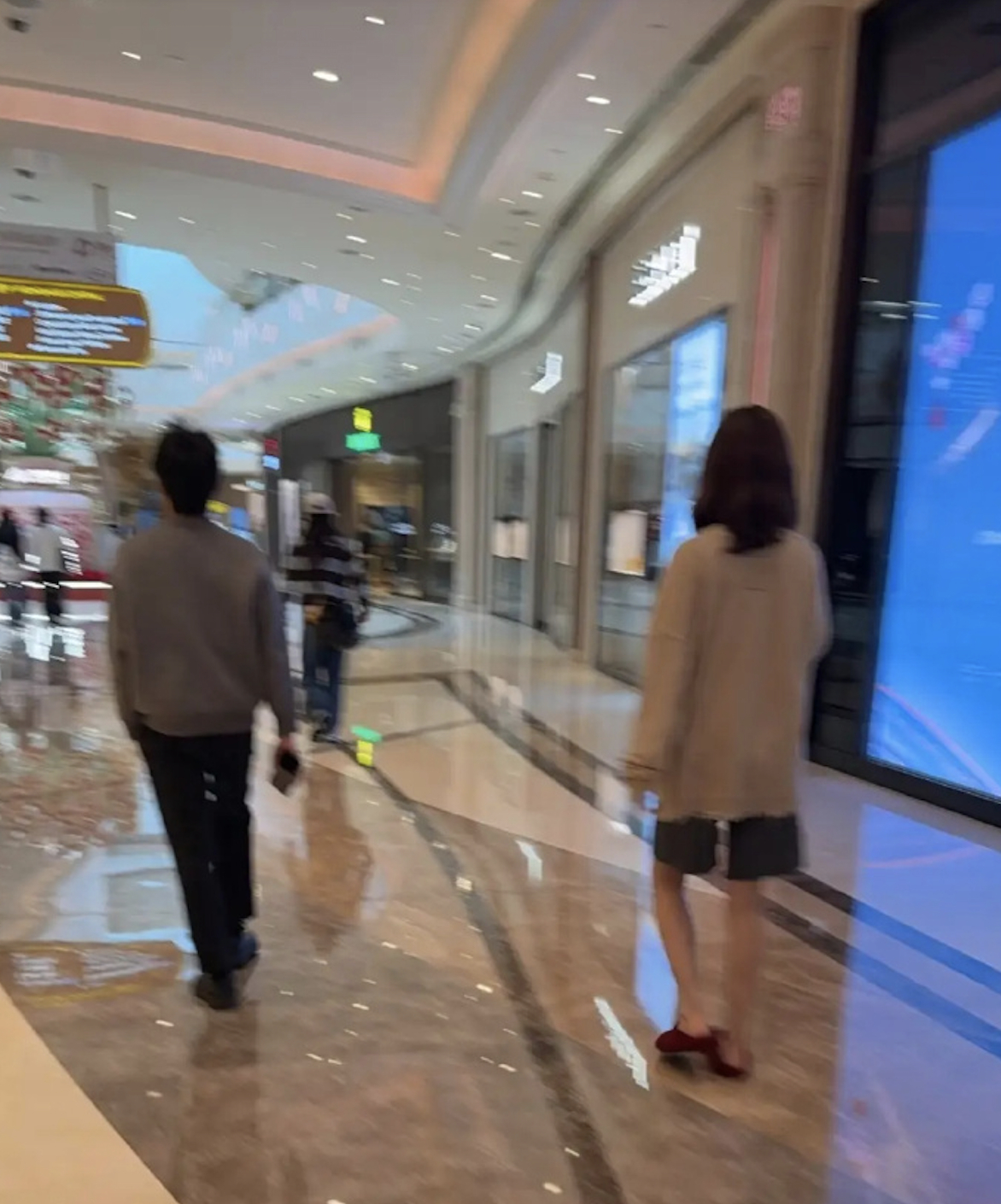 金晨风波后现身澳门偶遇金晨独自在澳门逛街在澳门商场偶遇到金晨，一个人逛逛走走好松