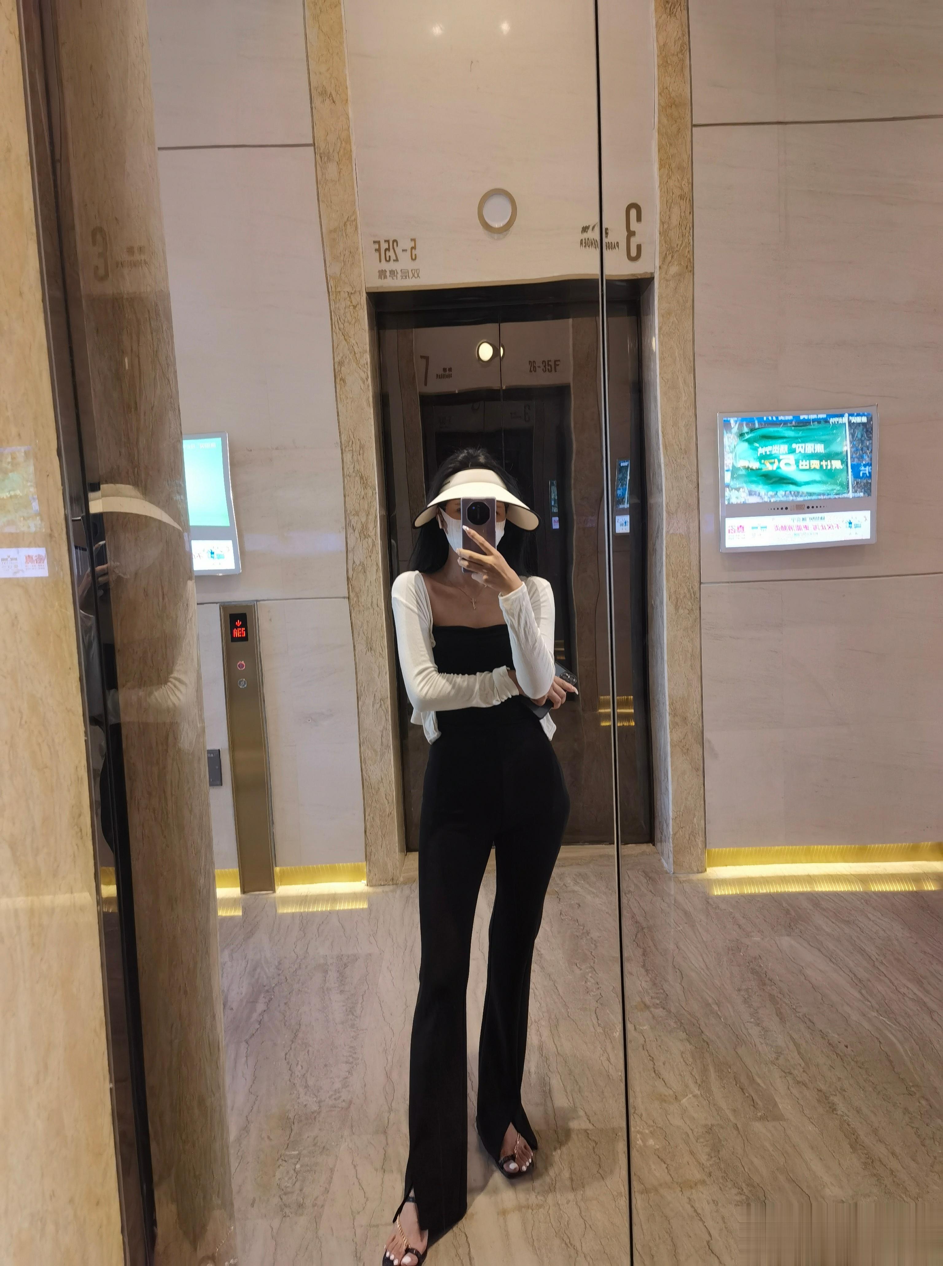 最近，工作室—家里俩点一线 过完双鱼座的生日又忙着参加巨蟹座的生日  ​​​