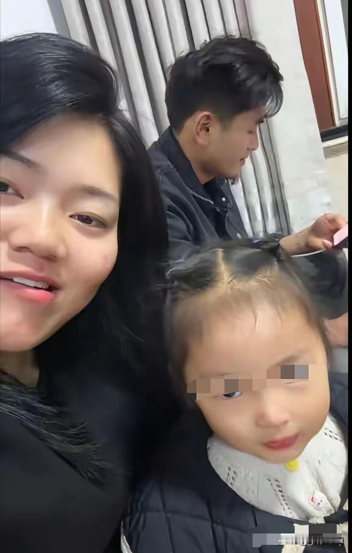 江苏一个三岁的女童，被父亲的女友用手捂住口鼻给活活憋死了，这个蛇蝎女人杀害这个孩