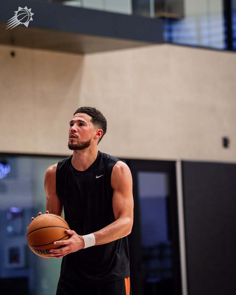 布克在昨天参加了球队完整的5v5对抗训练，奥特教练确认其恢复进程正朝积极方向迈进