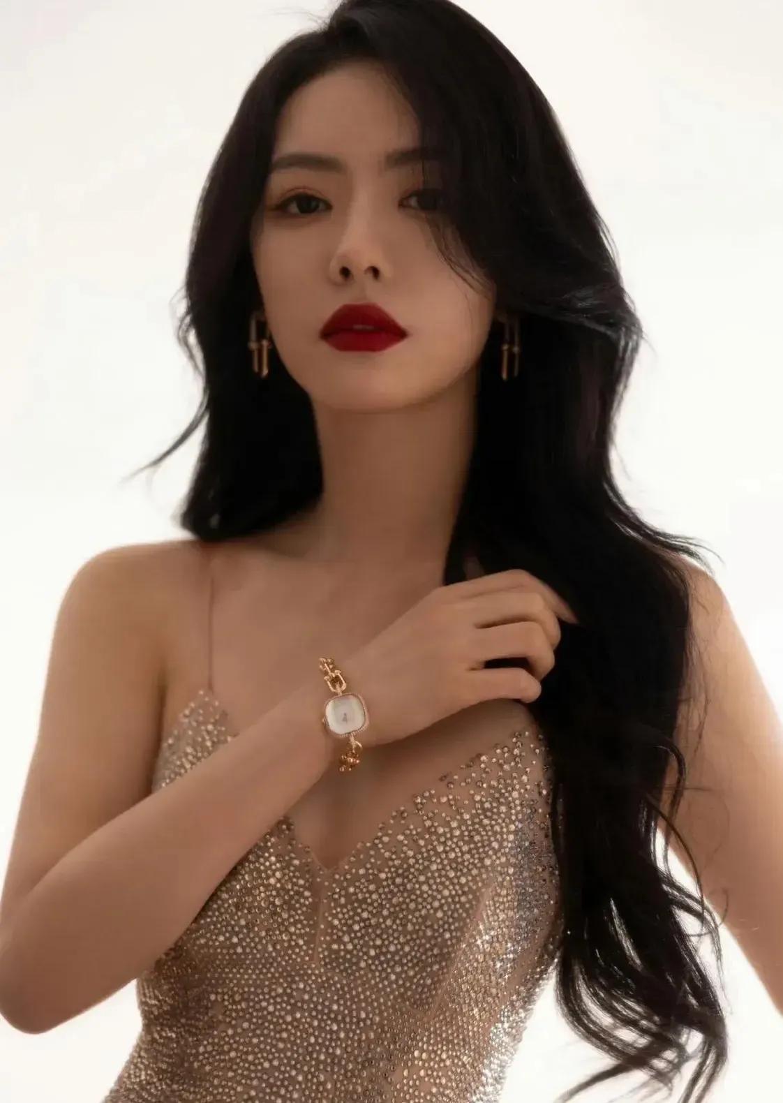 蔡文静这组红毯造型，直接把女人味拉满了💥
 
香槟金钉钻吊带裙自带柔光滤镜，鱼