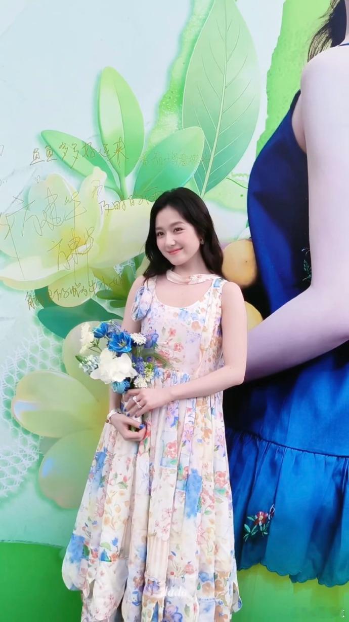 李兰迪广州活动 感受到现场人气真的还是很高的呀，看李兰迪广州活动，又漂亮又灵动呀