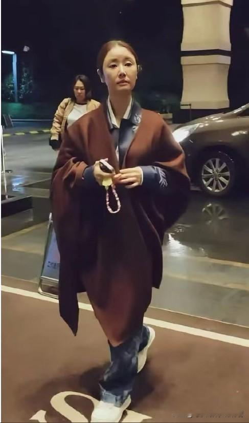 艺人穿搭反差感的营销传播破圈思考
 
林心如佛系风穿搭引发的网络热议，印证了艺人