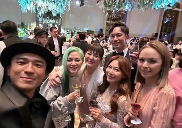 萧敬腾大婚，范晓萱竟然染着一头绿发现身，大多数网友都认为她的做法不合适，毕竟人家