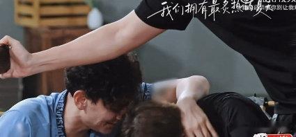 王以太抱着艾热哭披荆斩棘总决赛 被这份纯粹的友情狠狠打动，愿王以太和艾热一直并肩