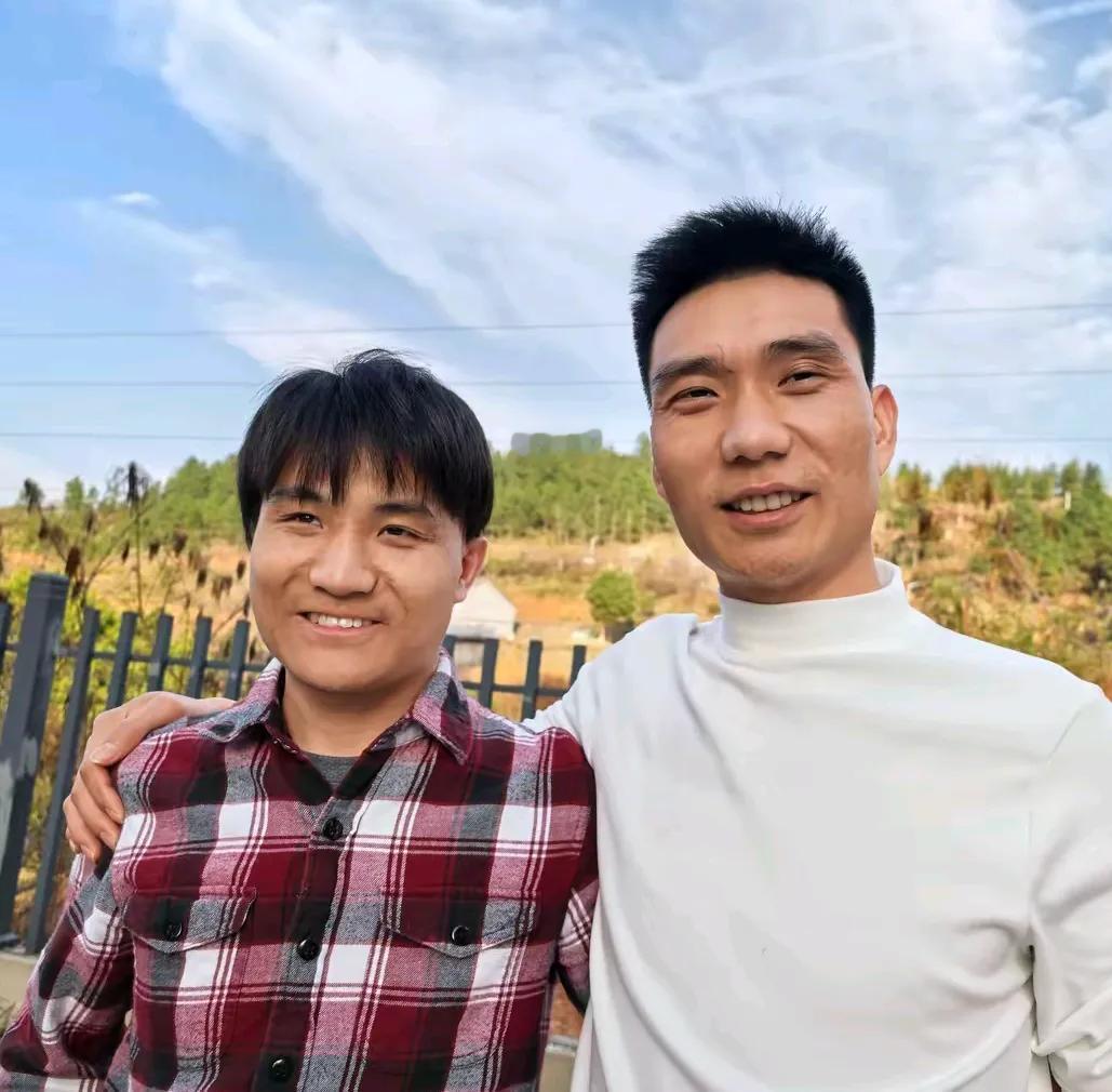 苏伢子表面乐观开朗，原来他因为自己的外貌内心还是很自卑的，在采访中，谈到找对象的
