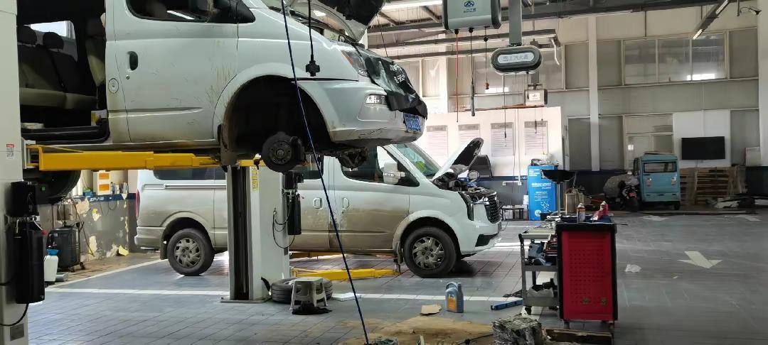 机修师傅说他们要连轴转，活都拍的满满当当