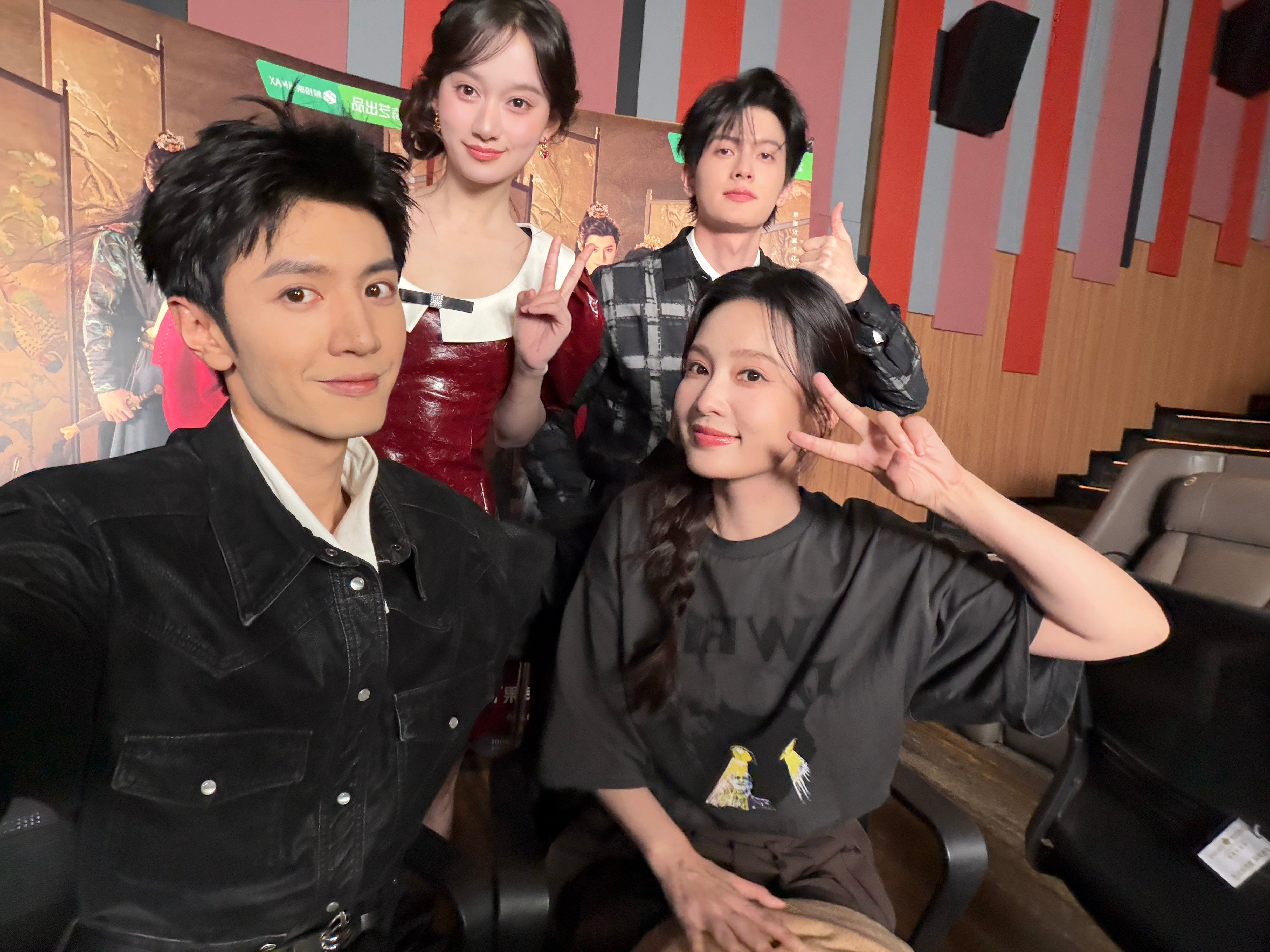 李沁陈哲远一笑随歌合照李沁陈哲远剧宣合照 李沁陈哲远一笑随歌合照，啊啊啊养眼 ​