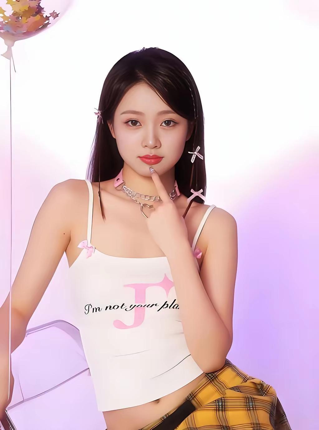 甜美少女风，粉色气球背景，时尚穿搭